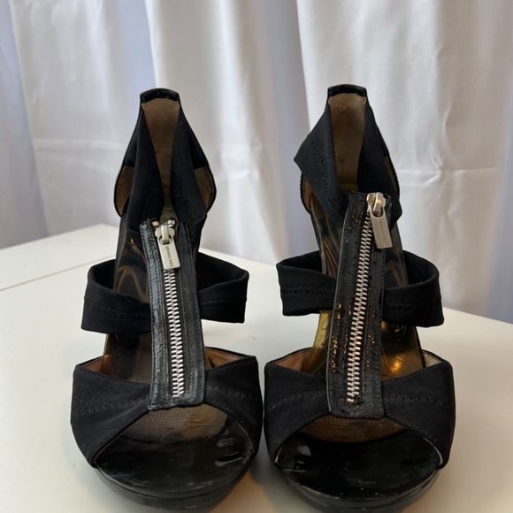 Michael Kors Zipper Heel - Picture 1 of 3